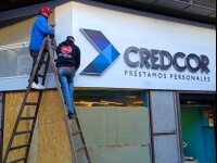 /trabajos/2026/05/31/letras-de-acero-corporeas-luminosas-credcor-02.jpg