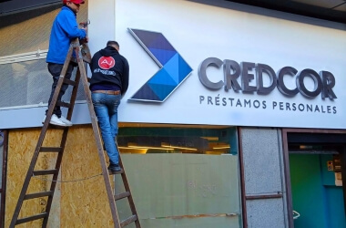 /trabajos/2026/05/31/letras-de-acero-corporeas-luminosas-credcor-02.jpg