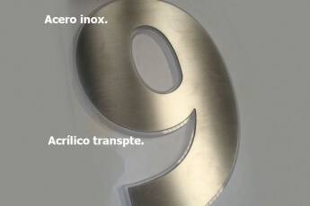Letras de acero, con base de acrilicos transparentes.