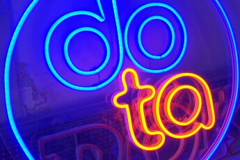 /trabajos/2025/05/08/letrero-de-neon-dota.jpg
