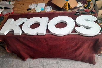 /trabajos/2025/11/13/letras-de-acrilico-luminossas-kaos1.jpg