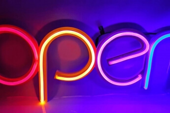 /trabajos/2025/11/23/cartel-neon-leds-open-01.jpg