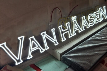 /trabajos/2026/03/07/letreros-de-neon-vanhaasen.jpg