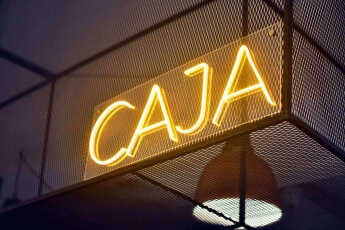 Caja, Neon.
