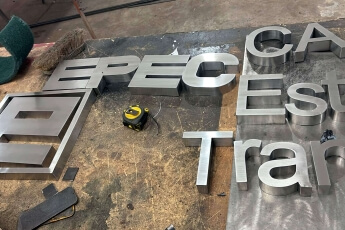 /trabajos/2026/10/24/epec-letras-de-acero-03.jpg